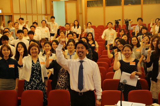 지난 7일 서울 장교동 한화빌딩 28층 대강당에서 '한화 불꽃합창단'이 창단식을 하고 있다. <한화그룹 제공>